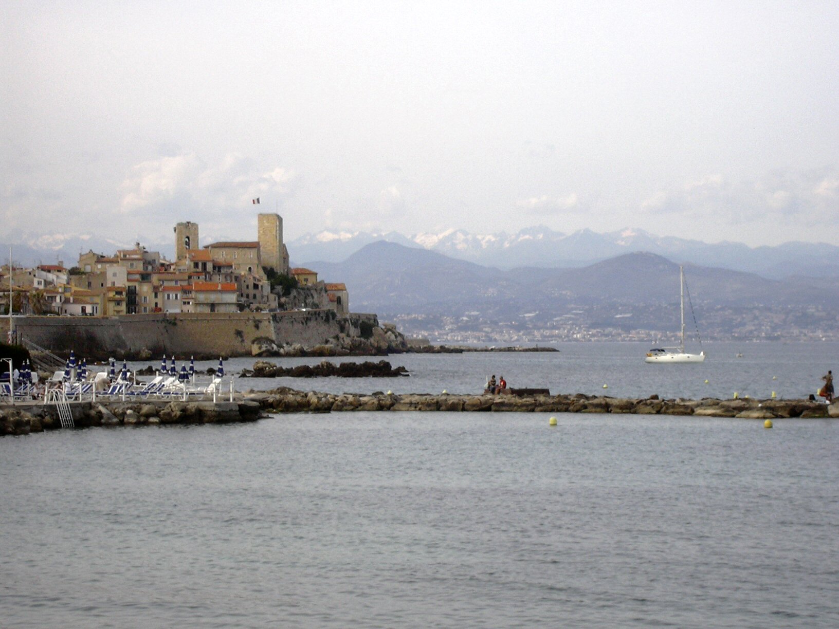 Antibes con bastioni storici e luce mediterranea scintillante in una gita facile da Cannes