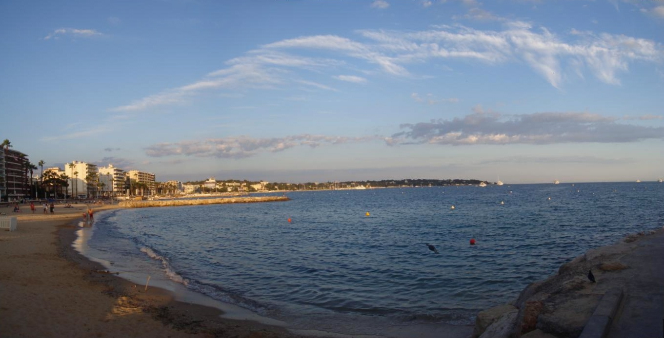 Plage de Juan-les-Pins, ambiance balnéaire élégante sur la Côte d'Azur