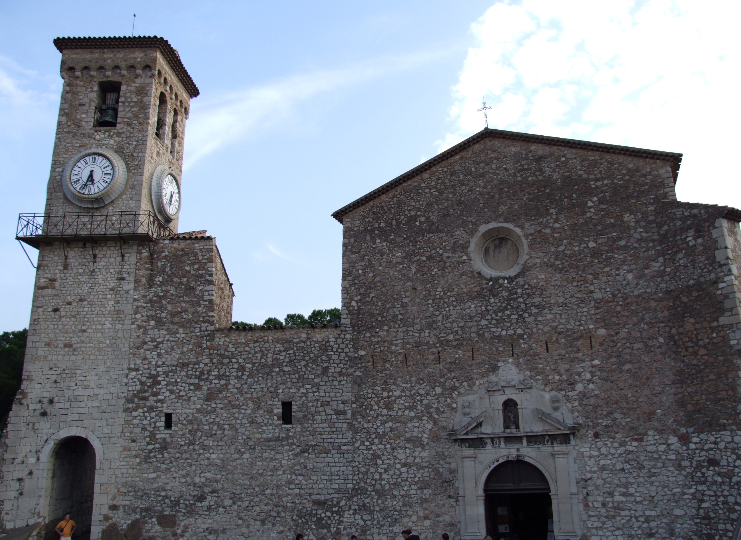 لو سوكيه في كان مع أزقة البلدة القديمة وإطلالة بانورامية على الخليج