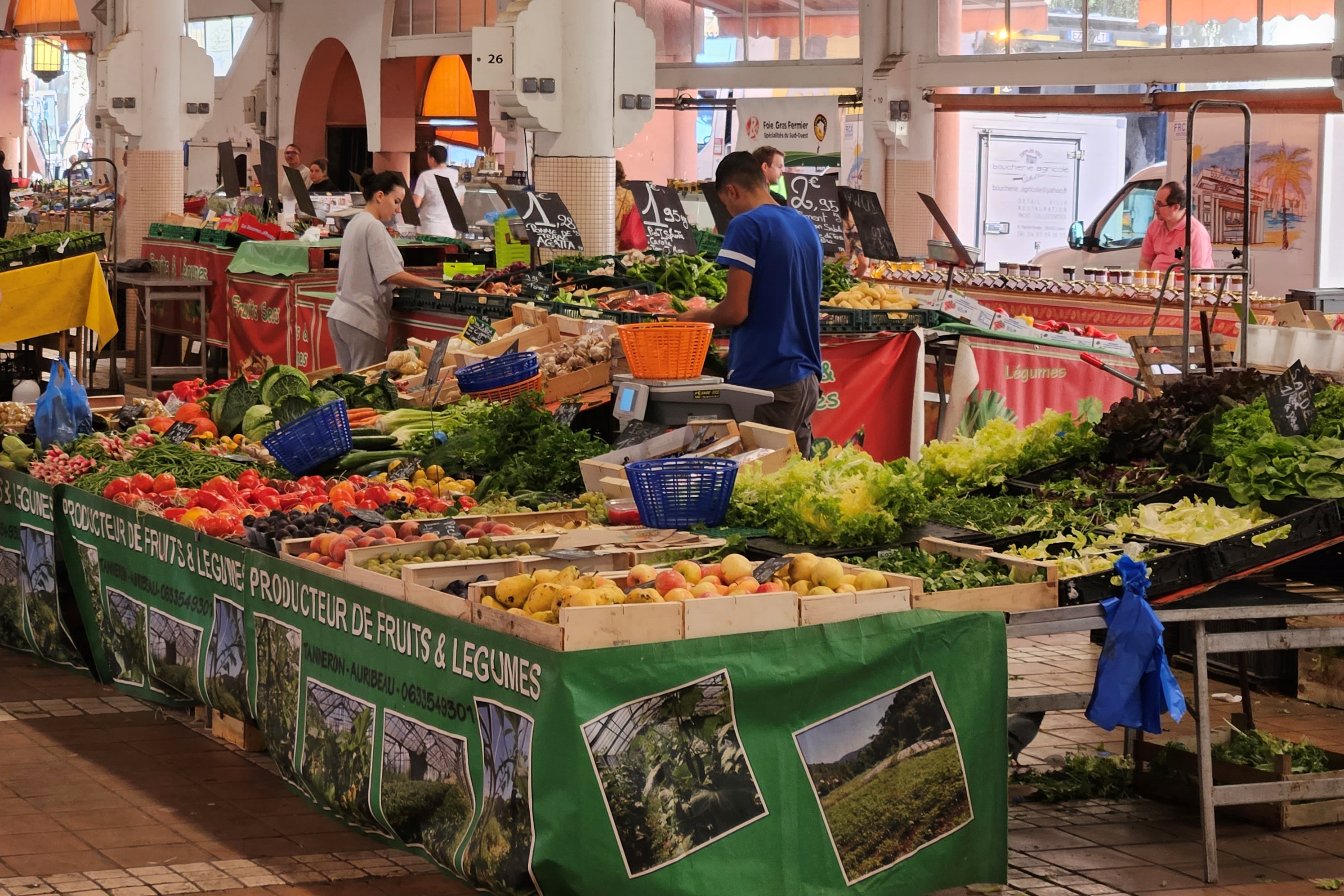 Marché Forville di Cannes, mercato coperto provenzale ricco di colori e sapori