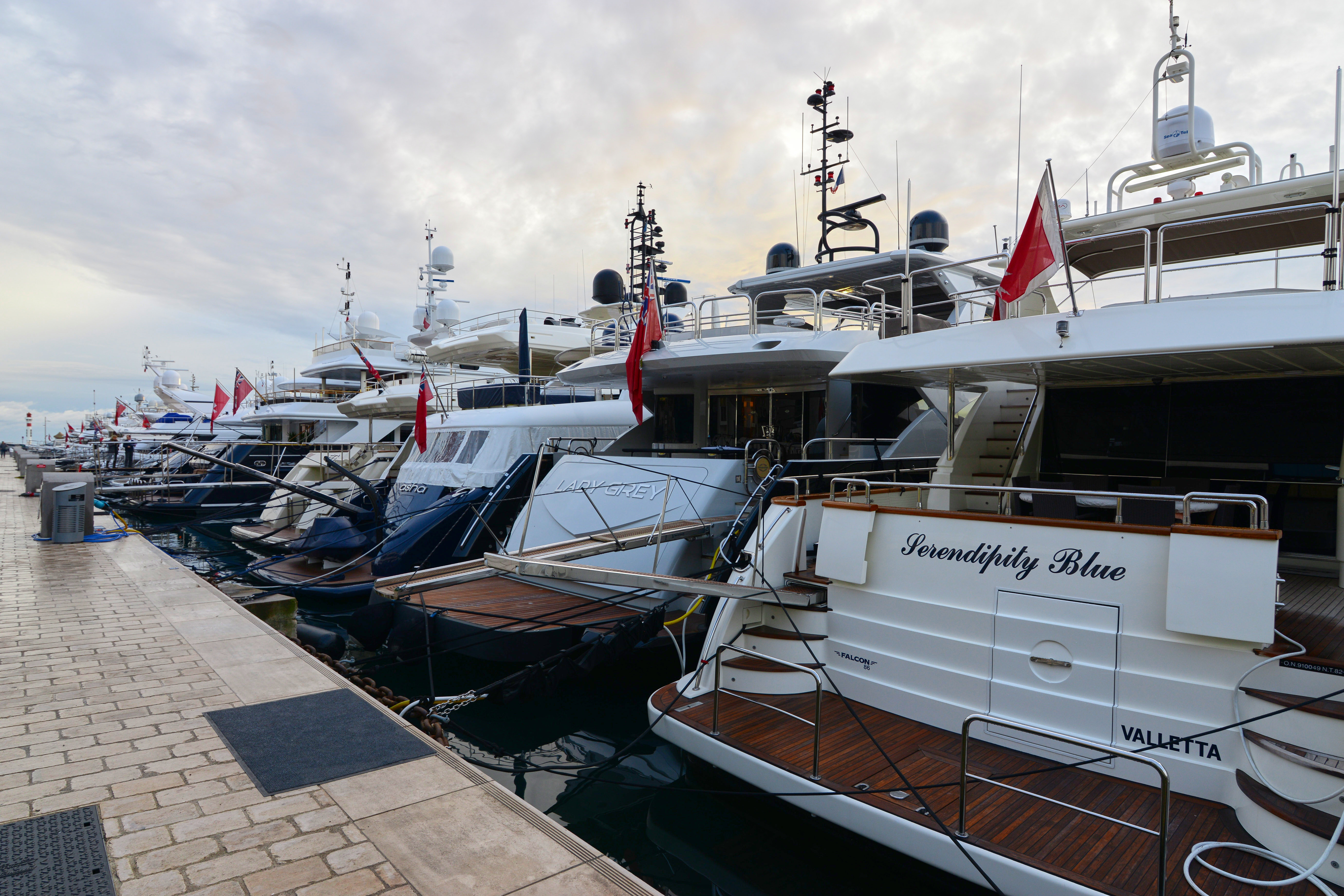 الميناء القديم في كان مع القوارب وأجواء البحر المتوسط عند سفح لو سوكيه