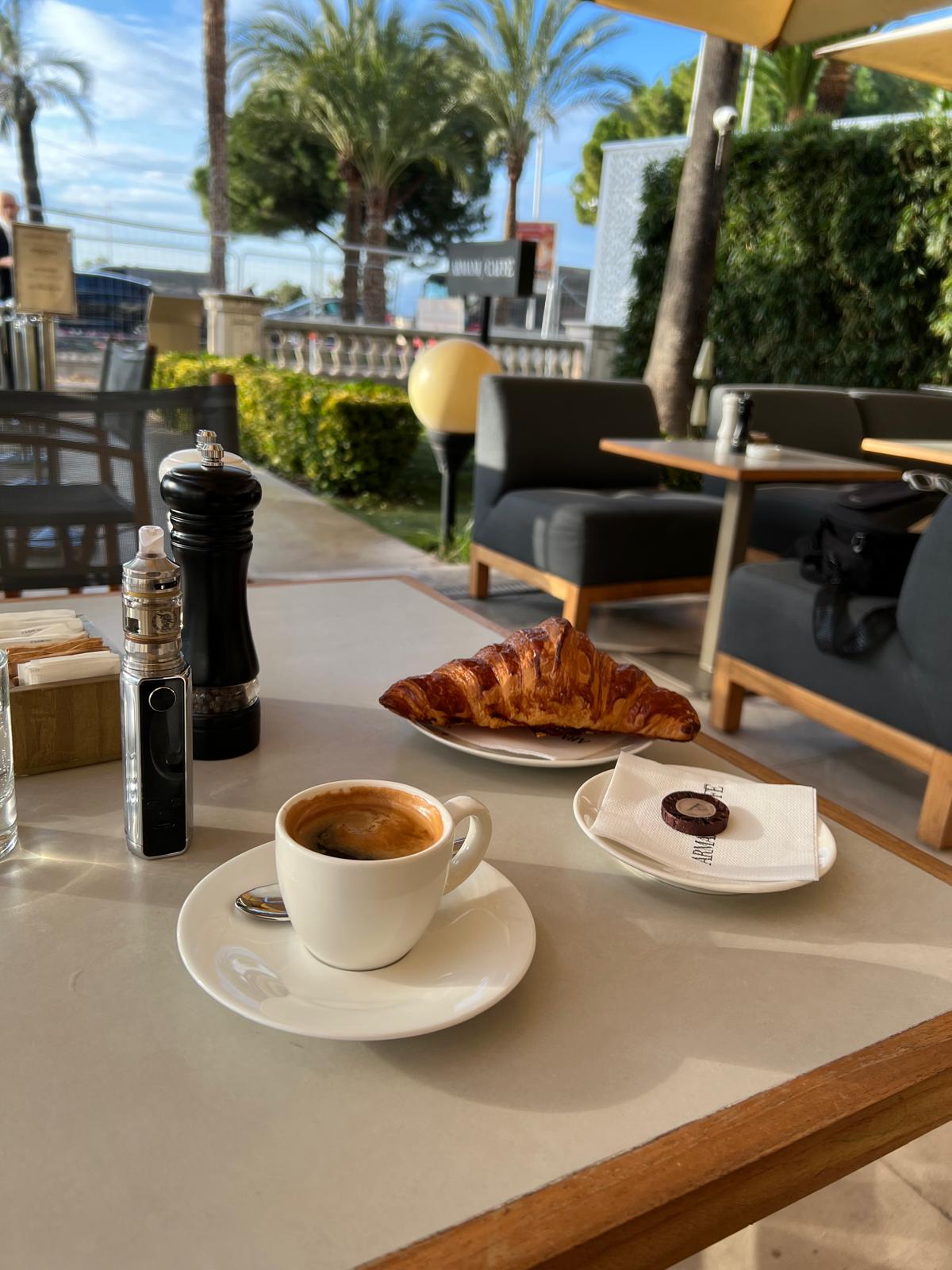 فطور على تراس لا كروازيت قبل الشاطئ والتسوّق في كان