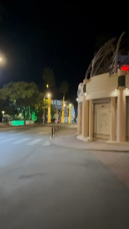 Cannes de noche con ambiente elegante después de los eventos del Palais