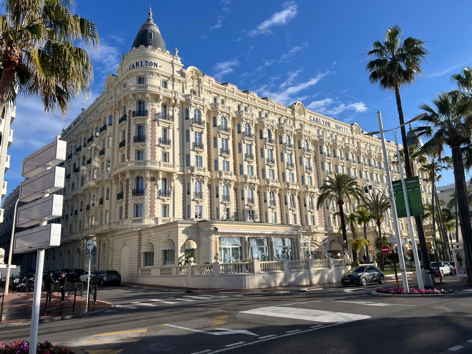 Dirección icónica de la Croisette con ambiente palace para una estancia profesional premium