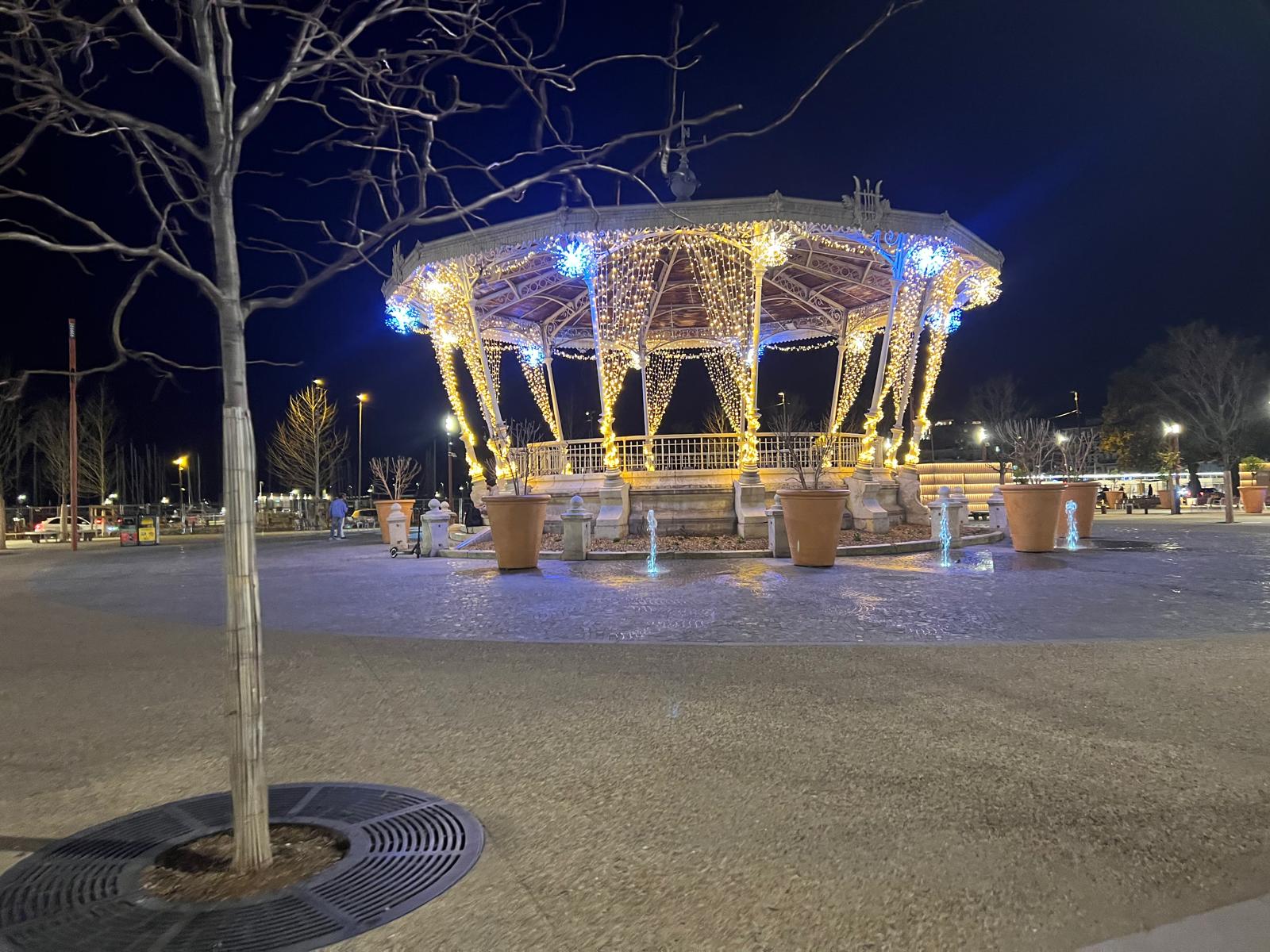 Quiosco iluminado en Cannes, noche elegante cerca de la Croisette