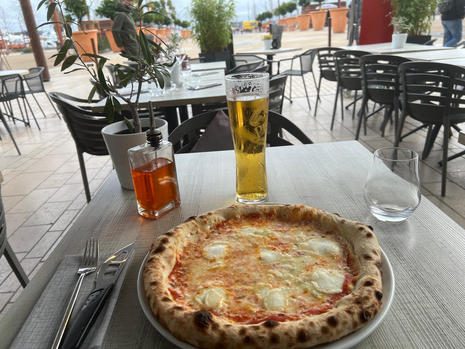 Terras in Cannes voor een aperitief of pizza na het strand, ontspannen Rivièra-gevoel